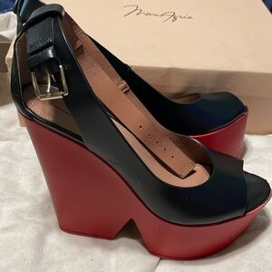 BCBGMAXAZRIA
Red and Black Bcbg Kyara Wedge Sandals